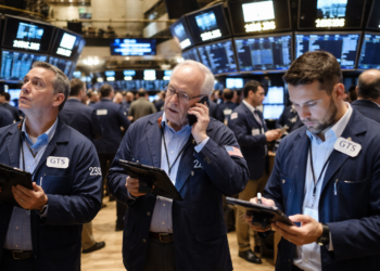 Dow falls nearly 400 points as chip selloff deepens, Wall Street posts weekly loss