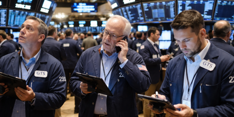 Dow falls nearly 400 points as chip selloff deepens, Wall Street posts weekly loss