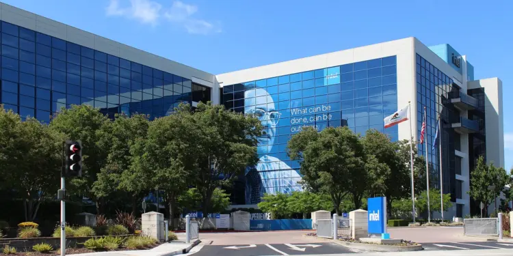 Intel (INTC) Stock Prediction: $150 Bull vs $55 Bear